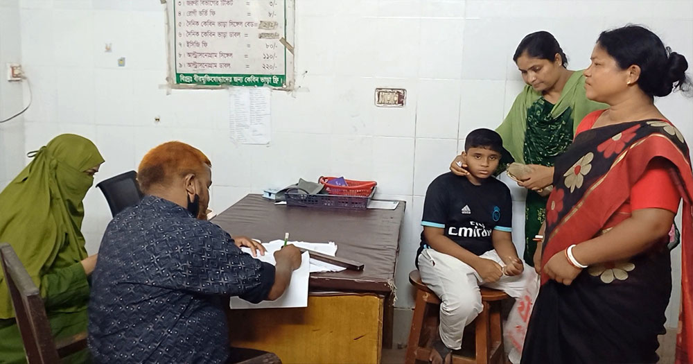 ডাক্তারের অনুপস্থিতেতে সেলাই ওয়ার্ড বয়ের হাতে