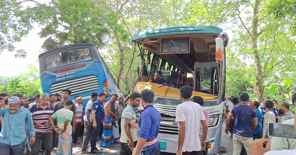 ঢাকা-বরিশাল মহাসড়কে যাত্রীবাহী দুটি বাসের মুখোমুখি সংঘর্ষে আহত ১৫