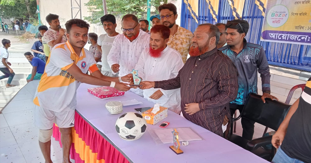 ১৬ দলীয় বেনাপোল বাজার ফুটবল   টুনামেন্টের সেমি ফাইনাল অনুষ্ঠিত