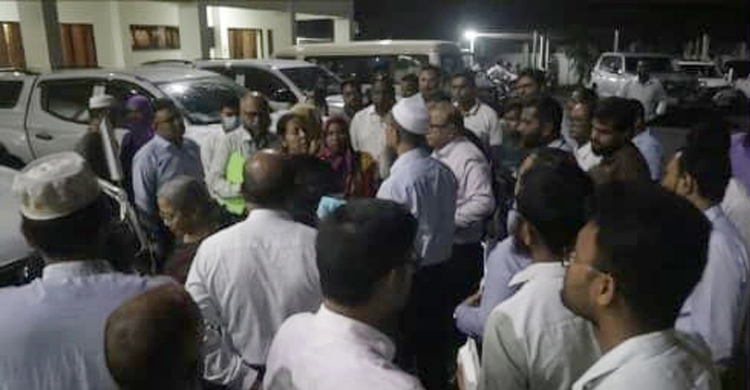 সরকারি গাড়িতে মেয়াদোত্তীর্ণ ওষুধ , হাতেনাতে ধরলেন উপদেষ্টা