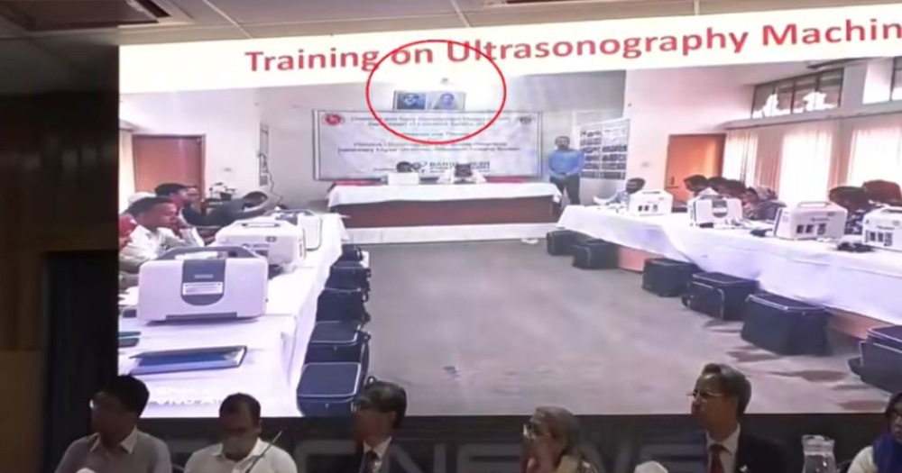 প্রাণিসম্পদ উপদেষ্টার অনুষ্ঠানে শেখ মুজিব ও শেখ হাসিনার ছবি