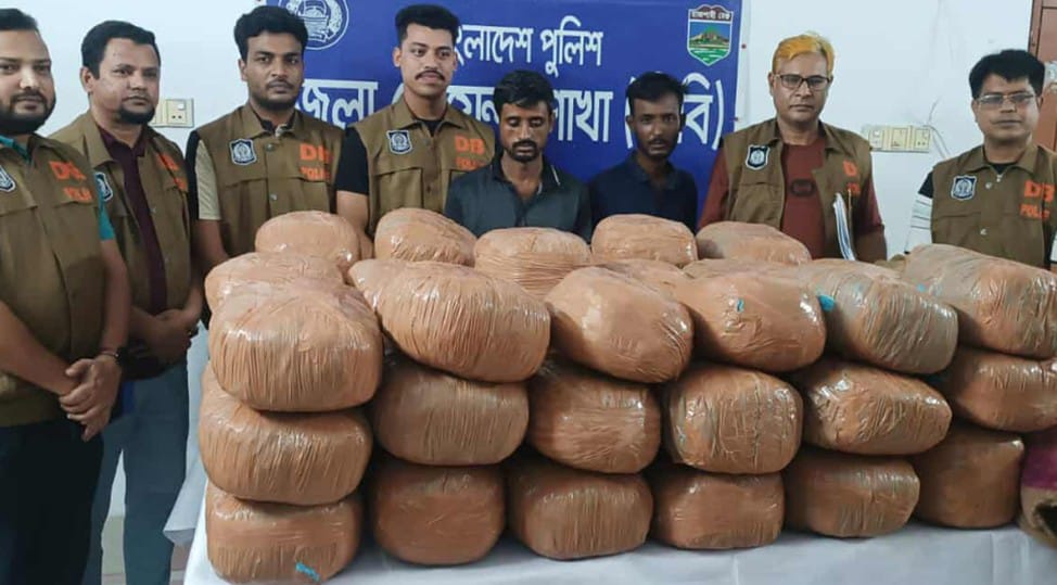 নাটোরে বাস-ট্রাক থেকে ১৭৪ কেজি গাঁজা উদ্ধার, গ্রেফতার ৪