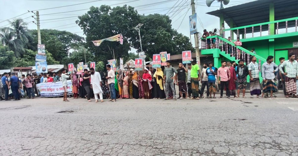 ভাঙ্গায় যান চলাচল স্বাভাবিক, রাস্তার পাশে আন্দোলনকারীদের অবস্থান