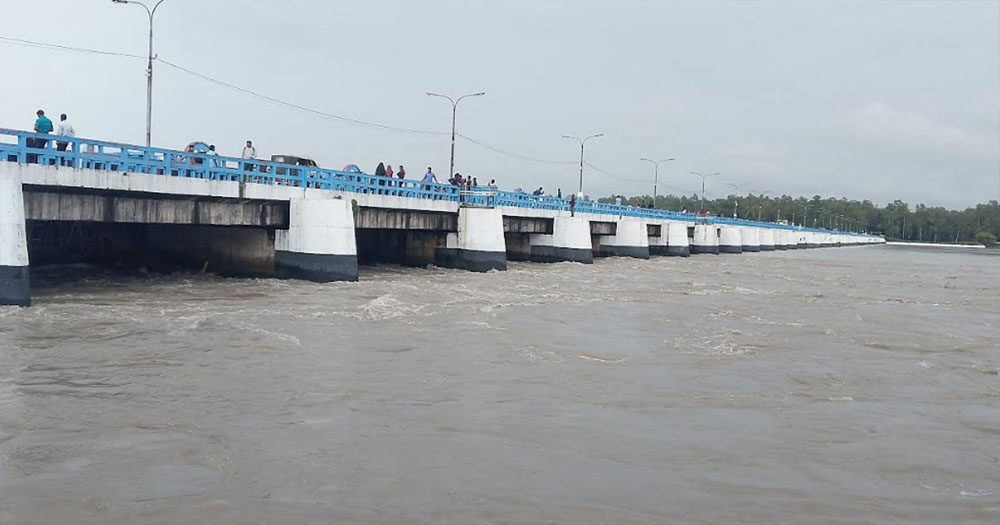 তিস্তার পানি বিপৎসীমার ওপরে, খোলা হলো সব জলকপাট
