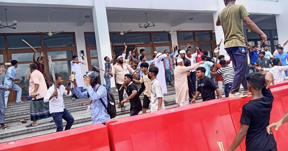 বিক্ষোভ থেকে সহিংসতায় উত্তাল ভাঙ্গা, মসজিদে আশ্রয় নিয়েছেন পুলিশ সদস্যরা