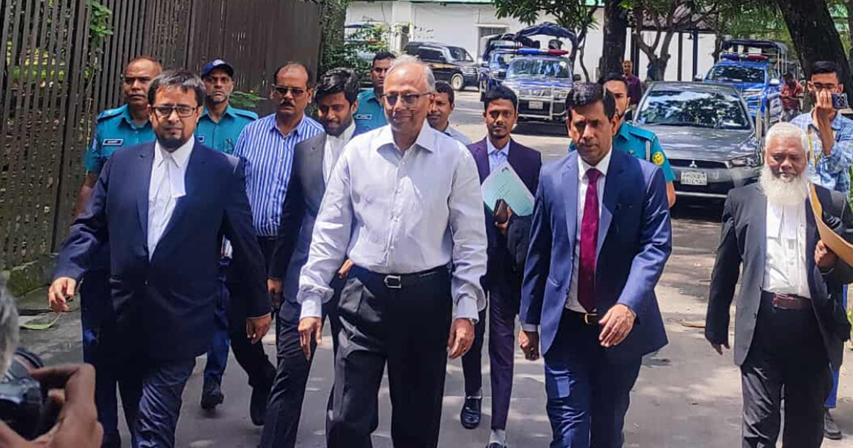 ‘আপনি দাঁড়াইয়া যাবেন আমি বসাইয়া দিমু, সবাই ভাববে আমাদের খাতির নেই’