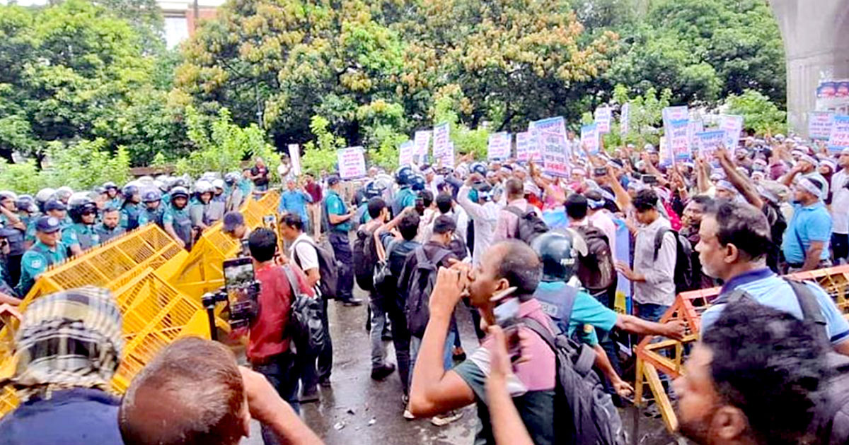 বেসরকারি প্রাথমিক বিদ্যালয়ের শিক্ষকদের ওপর পুলিশের জলকামান, সাউন্ড গ্রেনেড
