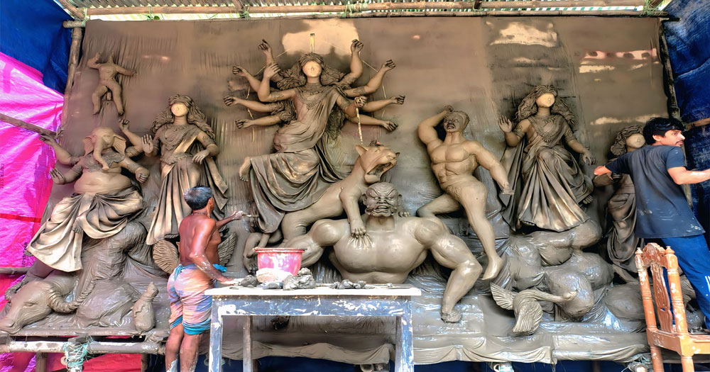 দূর্গা প্রতিমা তৈরিতে ব্যস্ত কালিহাতীর শিল্পীরা