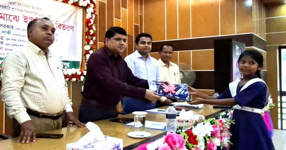 লক্ষ্মীপুরে দরিদ্র ১৫০০ শিক্ষার্থী পাচ্ছে নতুন স্কুলড্রেস