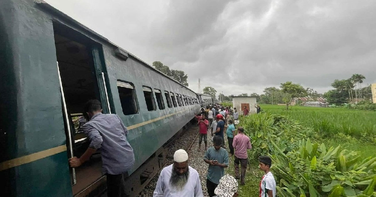 পদ্মরাগ ট্রেনের পাঁচ বগি লাইনচ্যুত, ১১ ঘণ্টা পর উদ্ধার