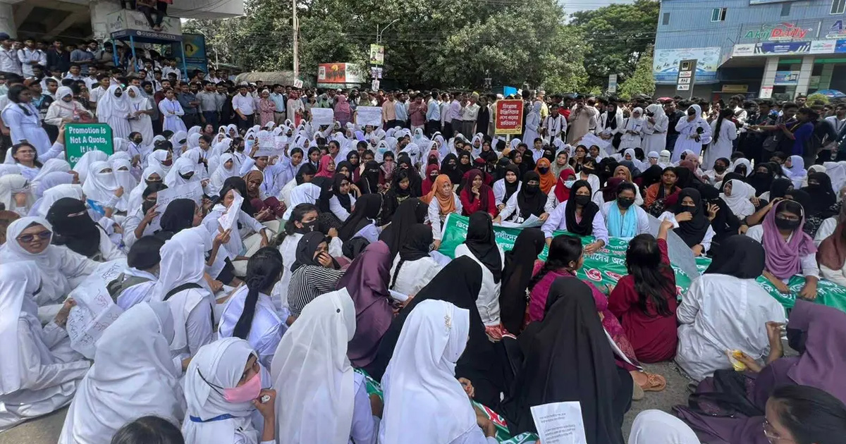 রাজধানীর সাতরাস্তার মোড়ে অবরোধ