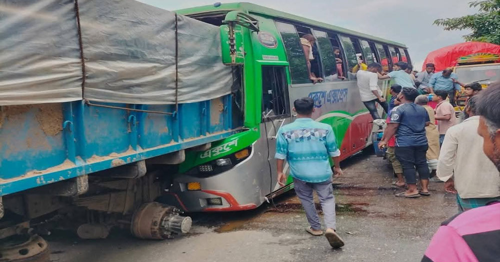 সোনাইমুড়ীতে দাঁড়িয়ে থাকা ট্রাকে বাসের ধাক্কা, চালক নিহত, আহত ১২