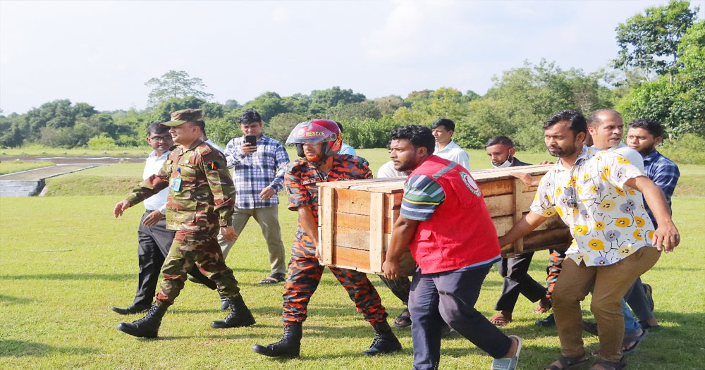 সড়ক দুর্ঘটনায় নিহত খুবি শিক্ষার্থীর মরদেহ হেলিকপ্টারে নেয়া হলো গ্রামের বাড়িতে