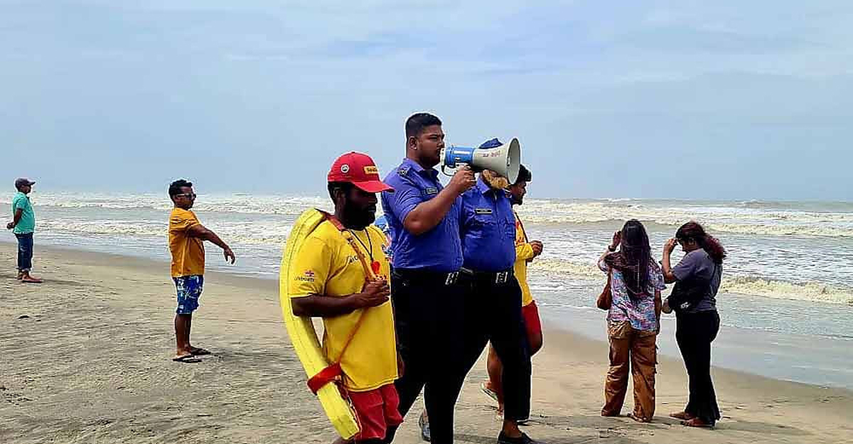 কক্সবাজার সৈকতে বন্ধ হচ্ছে ‘লাইফ গার্ড’ সেবা, বাড়বে মৃত্যুঝুঁকি