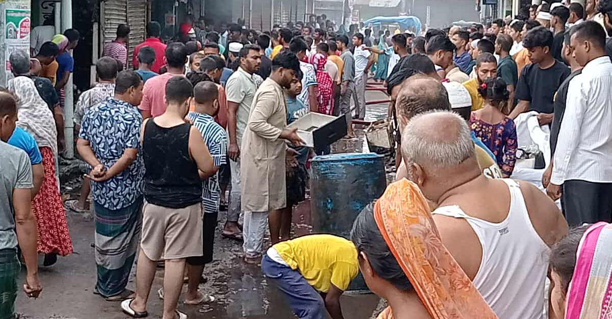 ঠাকুরগাঁও রোড বাজারে অগ্নিকাণ্ডে ৭০ লাখ টাকার ক্ষতি