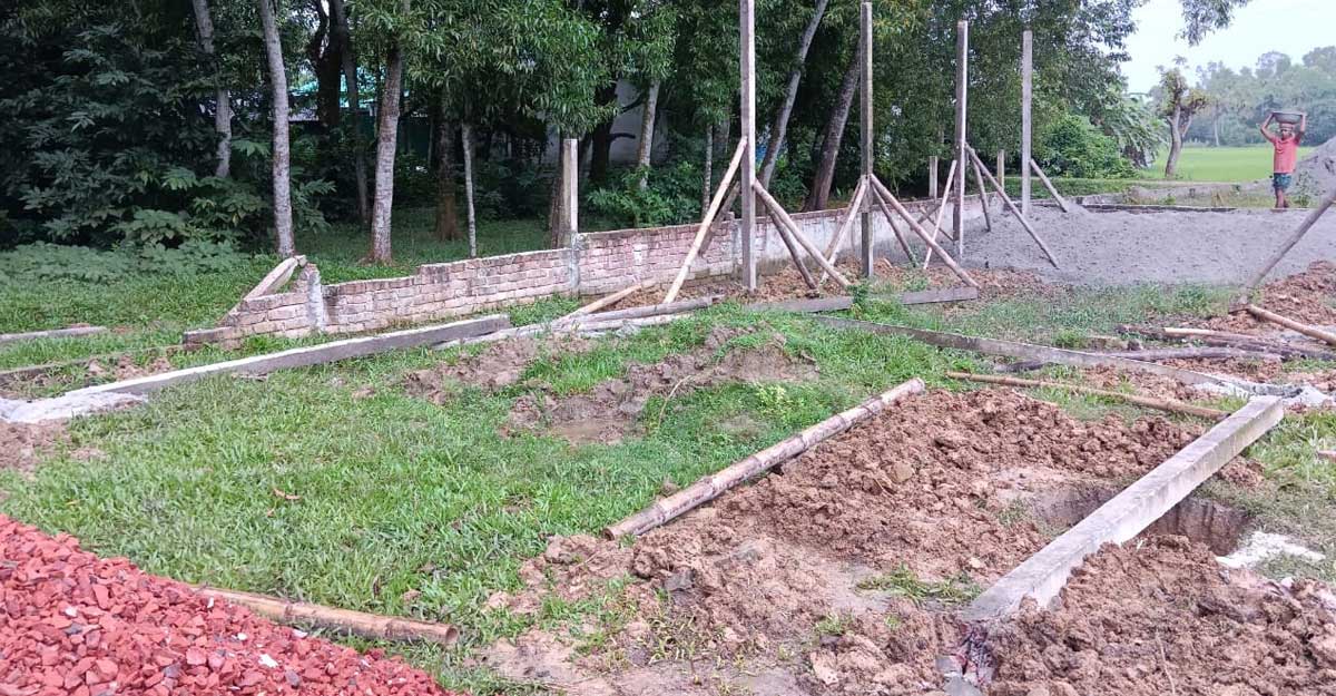 কাপাসিয়ায় রাতের আঁধারে নির্মাণাধীন মাদ্রাসার খুঁটি তুলে ফেলা ও ভাঙচুরের অভিযোগ