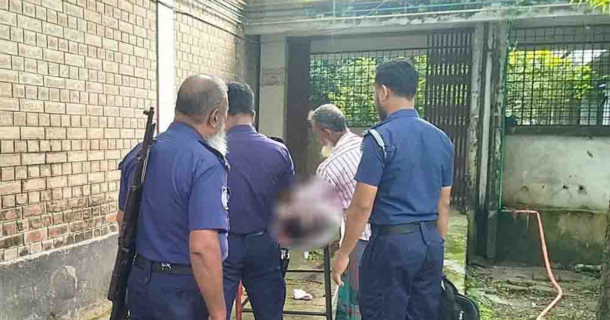 অটোরিকশায় বাসের ধাক্কায় বাবা নিহত, ছেলে হাসপাতালে
