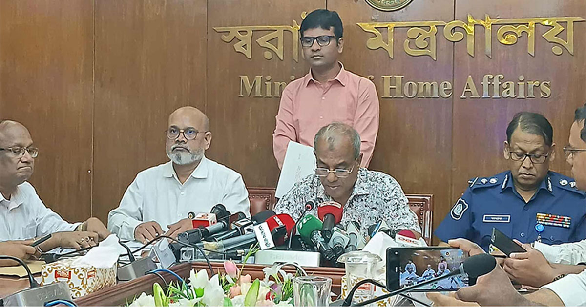 দুর্গাপূজা উপলক্ষ্যে ২৪ সেপ্টেম্বর থেকে মাঠে থাকবে আইনশৃঙ্খলা বাহিনী :স্বরাষ্ট্র উপদেষ্টা