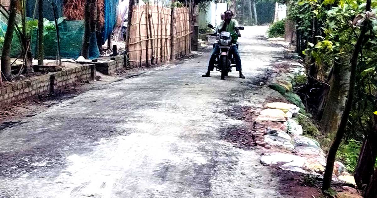 চরভদ্রাসনে সংকুচিত করে রাস্তা নির্মানের অভিযোগ