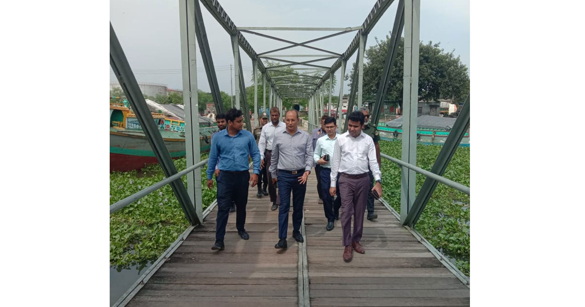 নৌকা বাইচ প্রতিযোগিতার নির্ধারিত স্থান পরিদর্শনে জেলা প্রশাসক