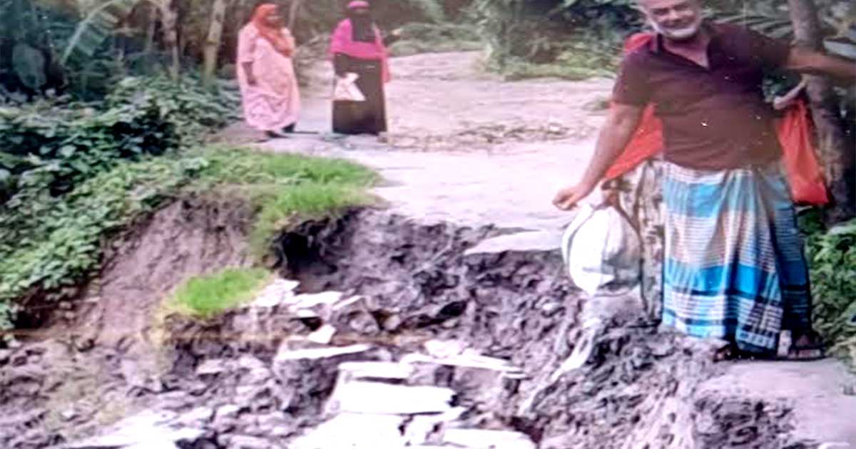 বড়াল নদে বিলীন হচ্ছে সড়ক