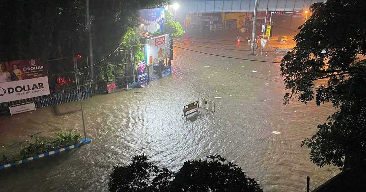 দুর্গাপূজার আগে রাতভর প্রবল বৃষ্টিতে ডুবল কলকাতা, পাঁচজনের মৃত্যু