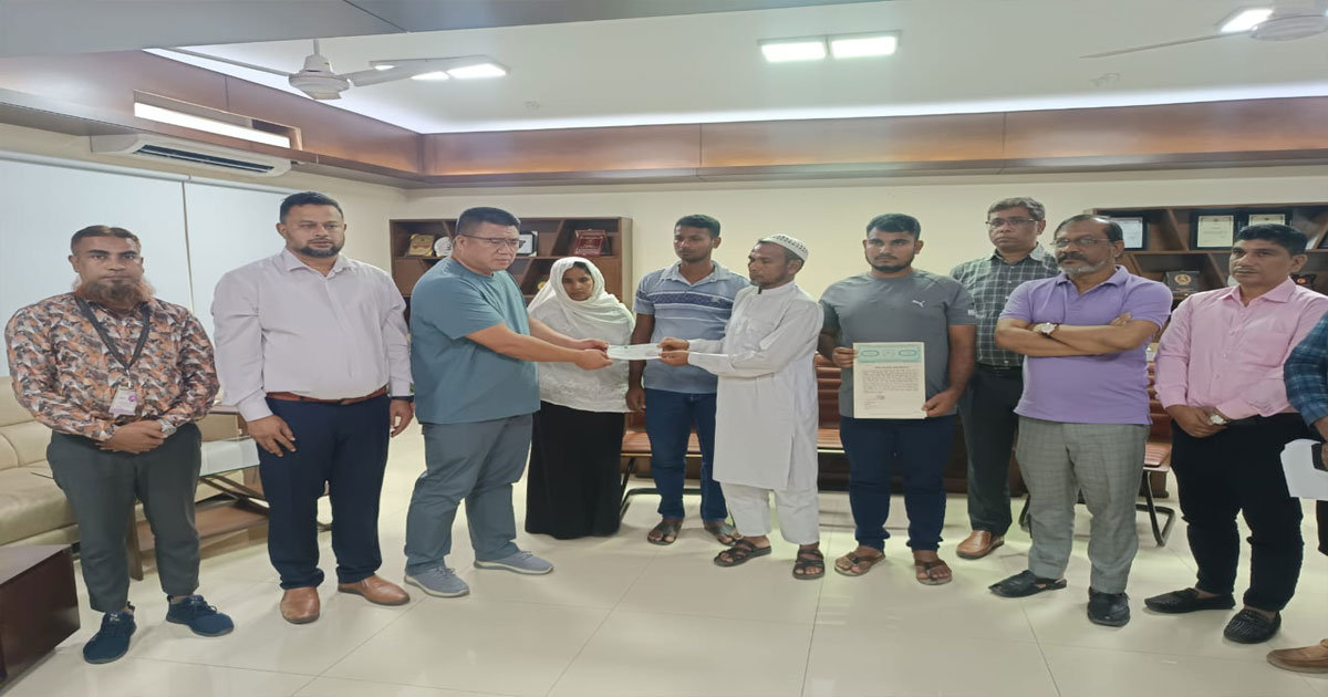 উত্তরা ইপিজেডে সংঘর্ষে  নিহত শ্রমিক পরিবারকে আর্থিক সহায়তা প্রদান