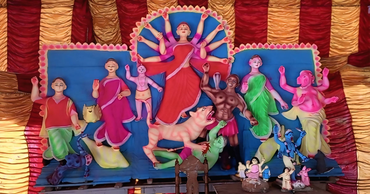 কালিহাতীতে শারদীয় দুর্গোৎসবে রঙের মায়ায় প্রাণ পাচ্ছে প্রতিমা