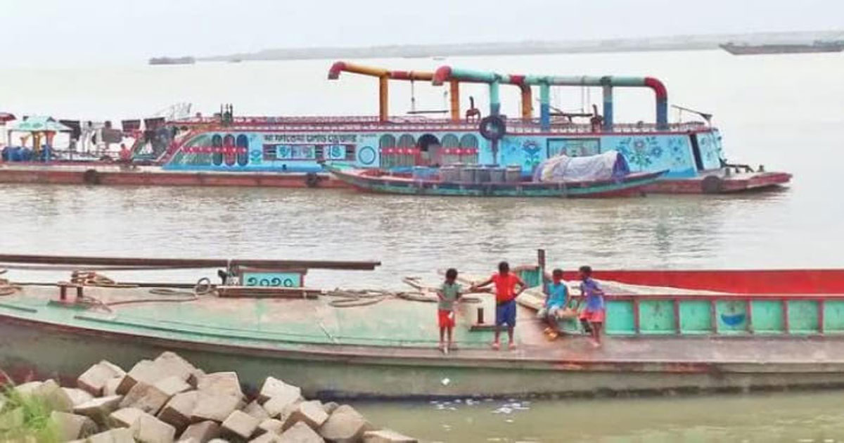 কয়রা নদীতে বালু খেকোদের দাপট, ভাঙনে দিশেহারা মানুষ