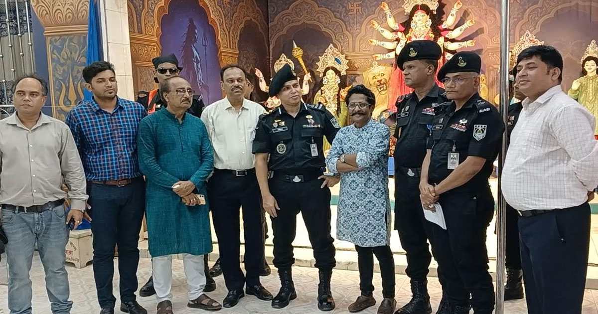 নারায়ণগঞ্জ শহরে দুর্গাপূজা মণ্ডপ পরিদর্শনে র‍্যাব-১১ এর অধিনায়ক