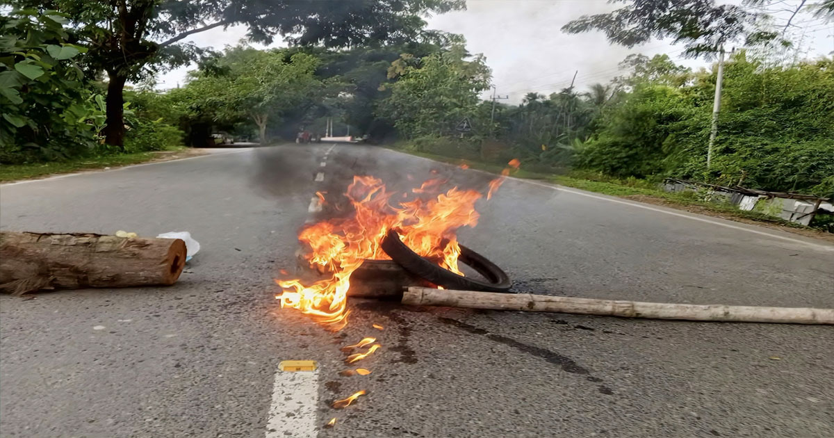 স্কুলছাত্রী ধর্ষণের প্রতিবাদে খাগড়াছড়িতে উত্তেজনা,আধাবেলা সড়ক অবরোধ