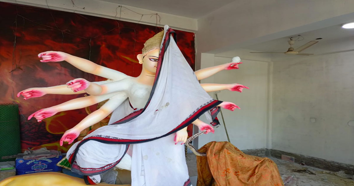 রংপুরে পূজা মন্ডপের শেষ সময়ে তড়িঘড়ি করে চলছে প্রস্তুতির কাজ