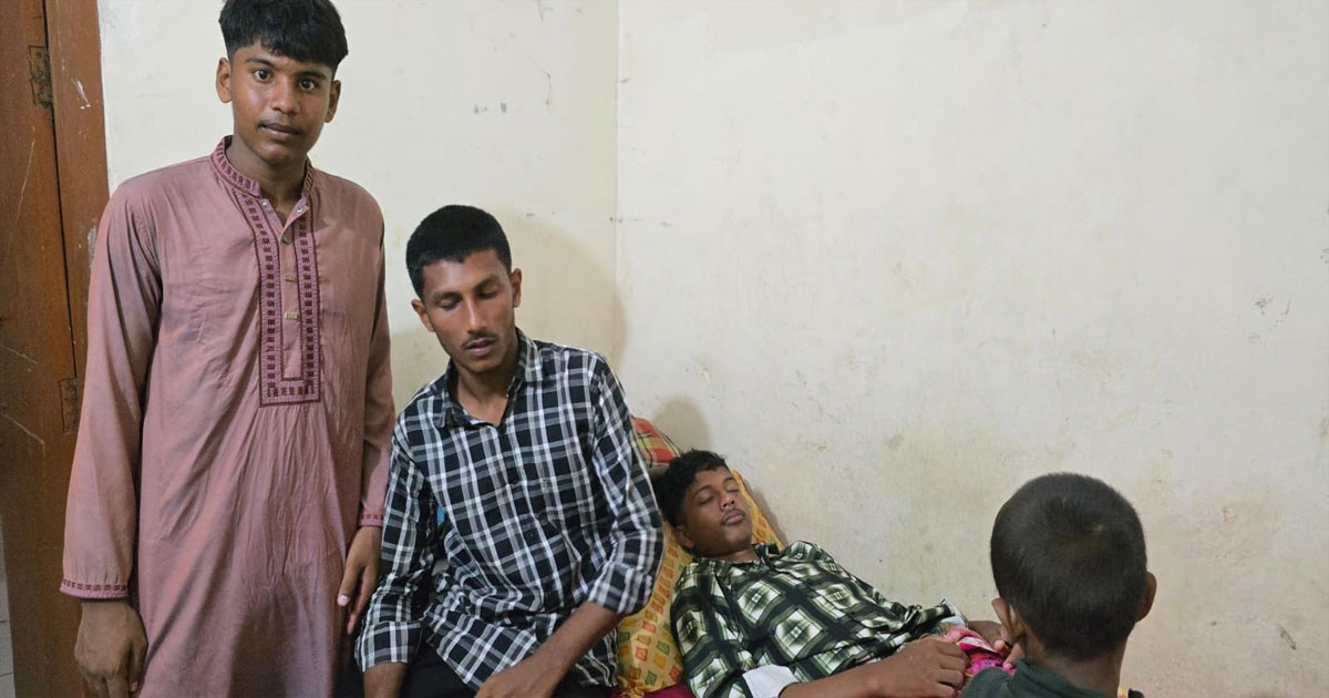 বাউফলে প্রশাসনের উপস্থিতে শিক্ষার্থীকে ছুরিকাঘাত, পুলিশসহ আহত ২