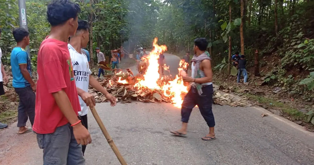 খাগড়াছড়িতে সকাল-সন্ধ্যা সড়ক অবরোধ চলছে