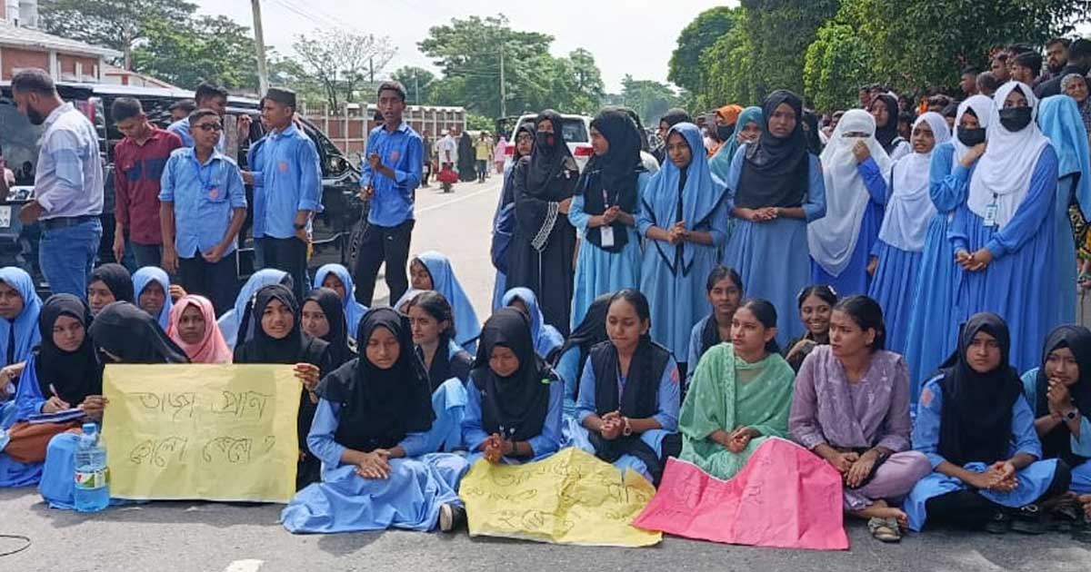 বাসের ধাক্কায় স্কুলছাত্রী নিহত, ঢাকা-চট্টগ্রাম মহাসড়ক অবরোধ