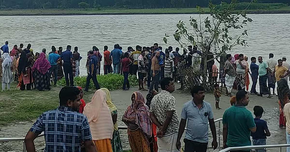 পদ্মায় নৌকাডুবি: এক জনের মৃত্যু, নিখোঁজ দুই