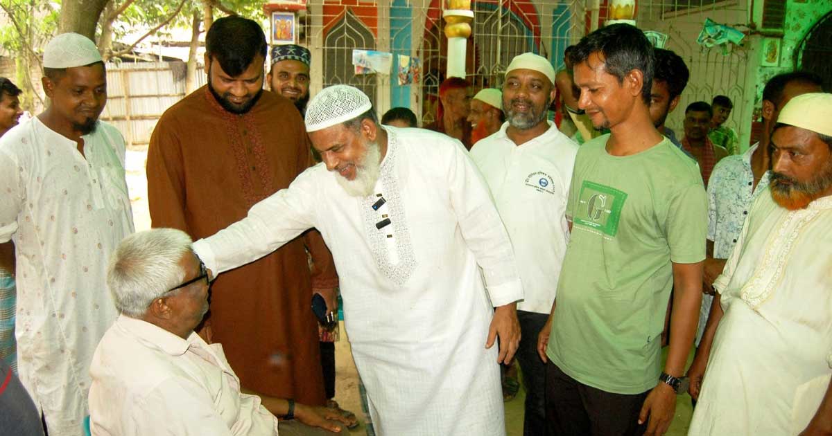 বগুড়ায় পূজামণ্ডপের রাস্তা সংস্কার  করল জামায়াত নেতৃবৃন্দ
