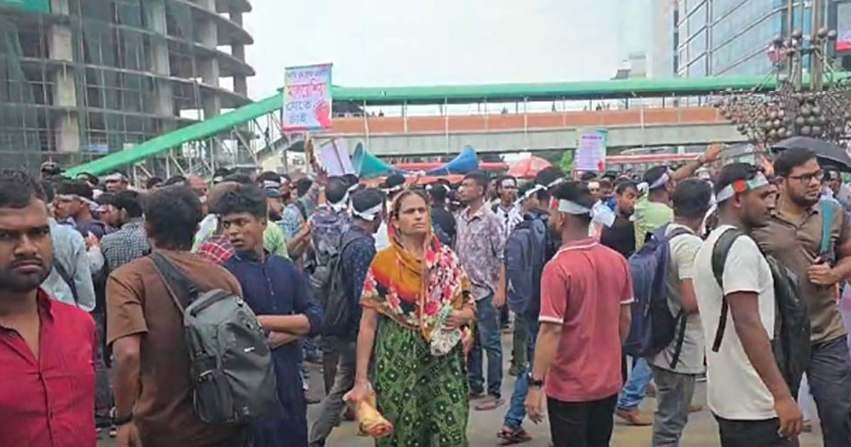 মালয়েশিয়া যেতে না পারা কর্মীদের কাওরান বাজারে সড়ক অবরোধ