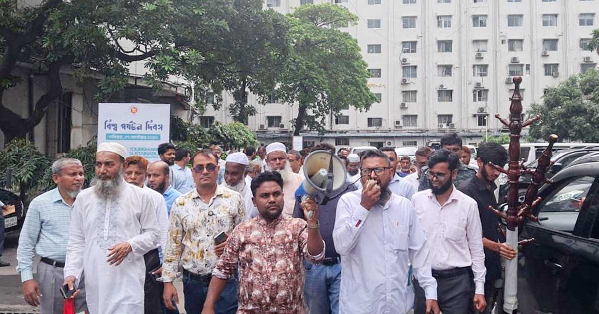 সচিবালয়ে কর্মচারীদের বিক্ষোভ