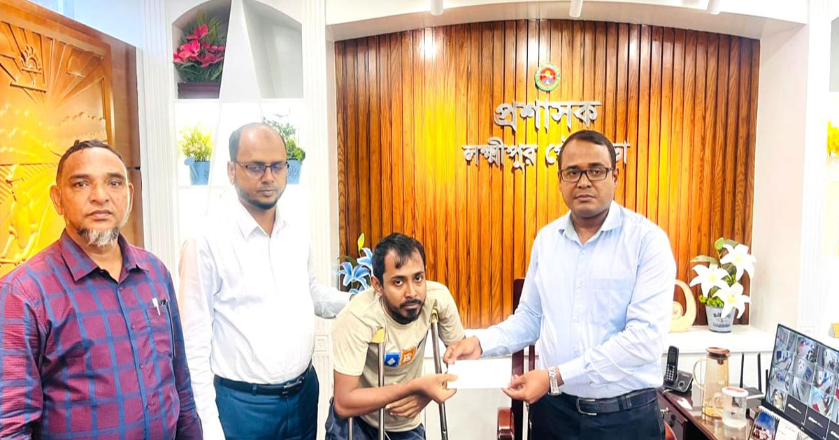 অসহায় বিশ্বজিতের চিকিৎসায় আর্থিক সহায়তা দিলেন পৌর প্রশাসক