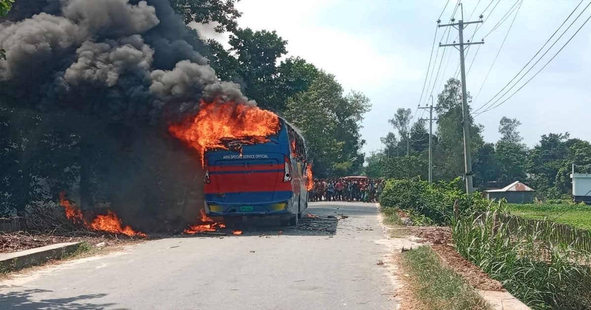 কাজিপুরে বাসচাপায় সাইকেল আরোহীর মৃত্যু,  বাসে অগ্নিসংযোগ