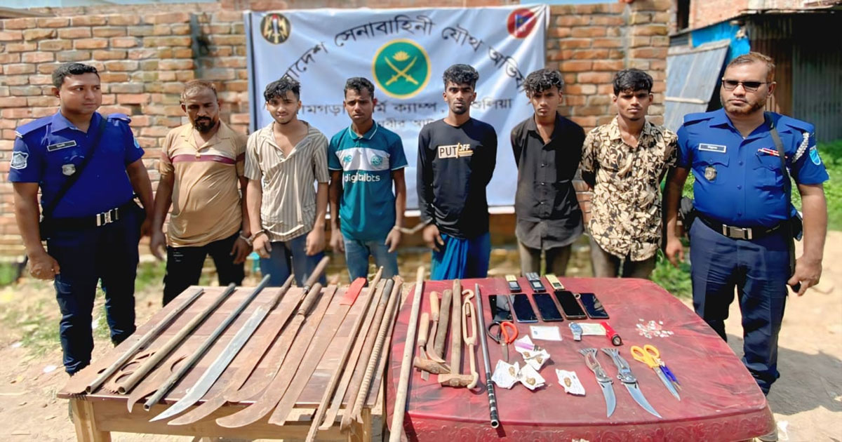 আশুলিয়ায় গণমাধ্যমে সংবাদ প্রকাশের পর কিশোর গ্যাং লিডারসহ গ্রেপ্তার ৫, অস্ত্র উদ্ধার
