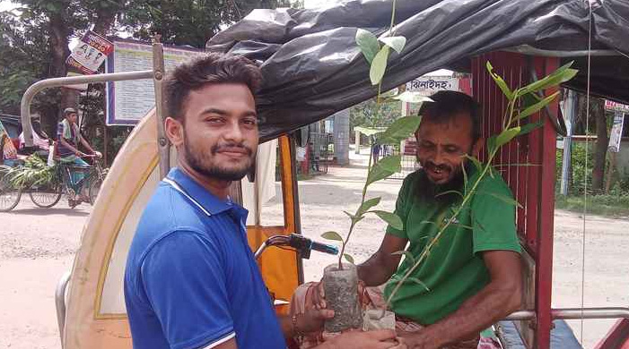 রাকসু নির্বাচন : ‘যত ভোট, তত গাছ’ ব্যতিক্রমী প্রচার আরিফুলের!