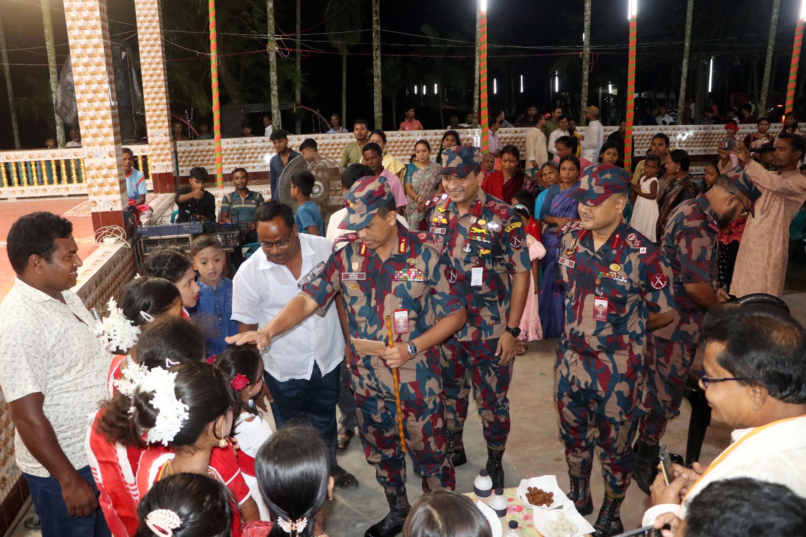বিজিবি’র অতিরিক্ত মহাপরিচালকের লালমনিরহাট সীমান্তের পূজা মণ্ডপ পরিদর্শন।