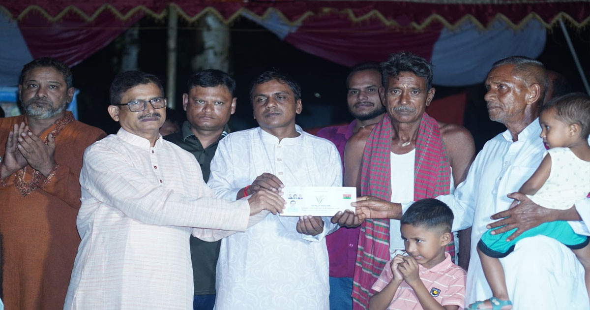 উলিপুরে পূজা মণ্ডপে তারেক রহমানের শুভেচ্ছা অনুদান প্রদান