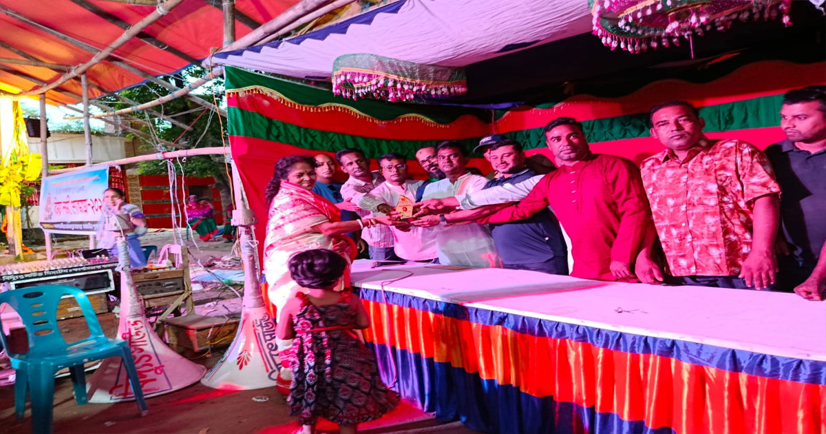 ঝিনাইদহে নারীদের উদ্যোগে দুর্গাপূজায় সাফল্য, নবারণ মহিলা সংঘকে সংবর্ধনা