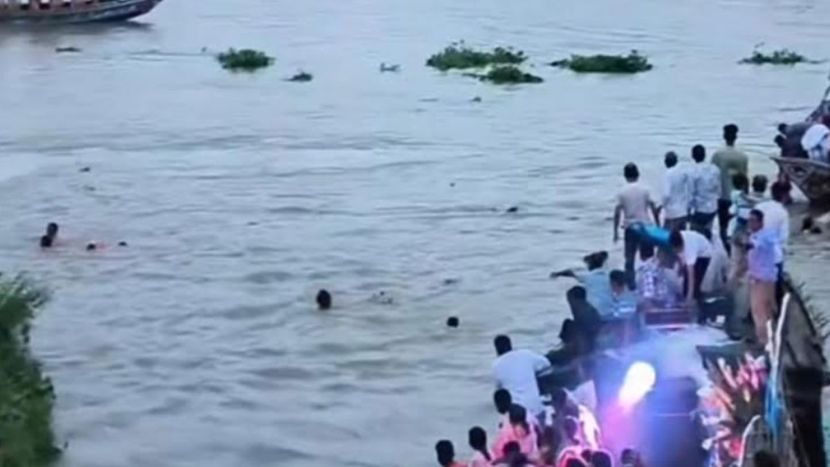 প্রতিমা বিসর্জনে নৌকাডুবি, নিখোঁজ দুই শিশুর একজনের লাশ উদ্ধার