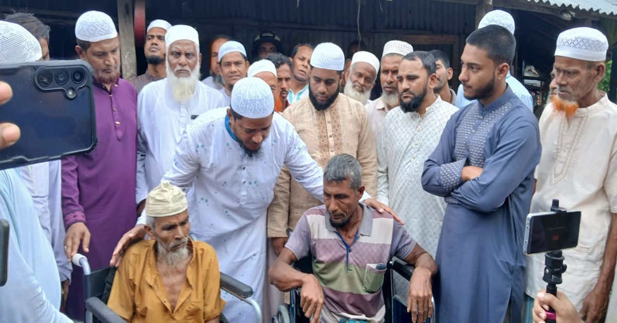 বাউফলে অসহায় পরিবারের মাঝে অটোরিকশা, ছাগল ও হুইলচেয়ার বিতরণ করেন ড. মাসুদ