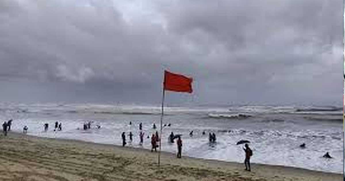 সমুদ্রবন্দর থেকে নামল সতর্ক সংকেত