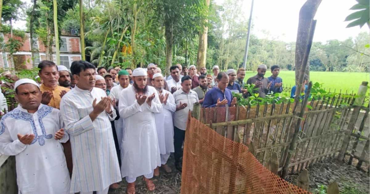 ফেরদৌসী বেগমের রুহের মাগফেরাত কামনায় কবর জিয়ারত